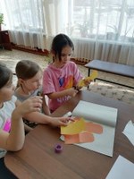 Весной, когда ласковое солнце все больше начинает пригревать землю, природа пробуждается от зимы, а учебный год медленно, но уверенно подходит к концу, весенние каникулы дают школьникам возможность немного передохнуть и набраться сил для решающих недель учебного года с огромным количеством контрольных работ и всевозможных тестов. Когда наступают весенние каникулы, одной из главных проблем миллионов родителей становится тема – чем занять свое чадушко в период его отдыха от школы. Взрослые стараются делать все необходимое, чтобы их ребенок отвлекся от повседневных проблем, расслабился, получил новые силы для дальнейшей учебы. 23 марта в сотрудники ДК с.Борисовка Пластовского муниципального района для школьников провели мероприятие, посвященное дню доброты «Добрые сердца».