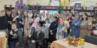 22 декабря в Центральной библиотеке состоялся семейный квартирник «Новогоднее вдохновение». 
Гостей и участников мероприятия ожидали конкурсы, викторины, веселые игры и душевные песни. Среди приглашенных участников были Юлия Токарева - муниципальный координатор всероссийской программы «Навигаторы детства», ребята, которые являются Активом Движения Первых, Наталья Сахипова - председатель родительского сообщества «Родные - любимые» Пластовского муниципального округа, руководитель клуба «Гитара и песня» Валерий Сурган со своими воспитанниками, а также самые активные семьи Пластовского округа. - Управление культуры, спорта и молодёжной политики