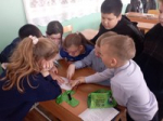 21 февраля во всём мире отмечается Международный день родного языка. Каждый человек с детства начинает говорить, мыслить, рассуждать на родном ему языке. Знание своего языка и уважение к другим делает человека умнее, добрее, культурнее. Отмечается этот день с целью сохранения и развития исчезающих языков, а также повышения знаний о языковых и культурных традициях.
Библиотекари детской библиотеки провели битву грамотеев «Великий и могучий», посвященную этому дню с ребятами 4б класса школы № 20.
В ходе игры ребята узнали о многообразии языков на планете, о том, что родной язык – это характер народа, его память, история. Язык – это наш повседневный быт, наша жизнь, история, культура. Без языка не будет народа. Поэтому свой родной язык нужно беречь, изучать, развивать, обогащать.