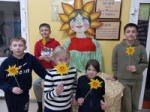 25 февраля в Культурно-досуговом центре села Верхняя Санарка прошел мастер-класс «Веселое солнышко».
Масленичные солнышки, символизирующие весну и тепло, эти поделки могут быть выполнены из бумаги, картона, ткани или даже пластилина. Яркие цвета и лучики, изготовленные из различных материалов, создают радостное настроение, приближая весну.