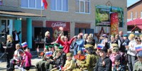 Вот уже несколько лет в Пластовском муниципальном округе существует добрая традиция проводить акцию автопробега, в преддверии праздника 9 Мая. И в год 80-летия Великой Победы, все самые неравнодушные патриоты приняли в нем участие. 4 мая жители Пласта, Южноуральска, Челябинска, Демарино, Верхней Санарки и Борисовки собрались почтить память и возложить цветы, погибшим воинам-освободителям Великой Отечественной Войны. Участников автопробега приветствовали заместитель главы Пластовского муниципального округа Дьячкова Н.С., руководитель Общественного объединения «Союз предпринимателей» Богаевская О.А. С проникновенной речью к собравшимся обратился Богаевский В.В. После митинга состоялся концерт художественной самодеятельности , в котором приняли участие народный коллектив хор русской песни «Вечерки», танцевальный ансамбль «Калейдоскоп», Иван Ситников, а также всех очаровали своим выступлением милые гостьи ансамбля «Родные и любимые» (г. Пласт) и самые юные пластовчане милыми стихотворениями. Фронтовой кашей и горячим чаем угощали всех, от мала до велика. - Управление культуры, спорта и молодёжной политики